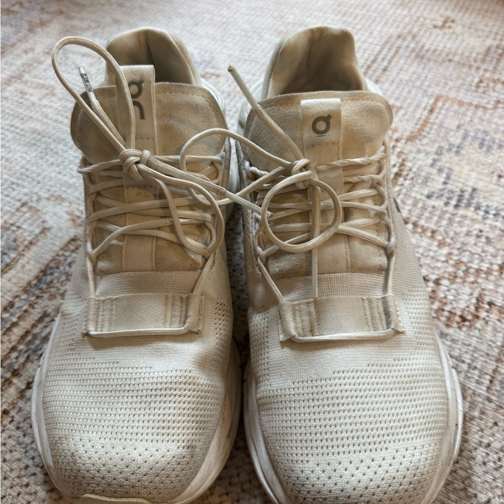 On Running Women's White Athletic Shoes - Picture 4 of 7